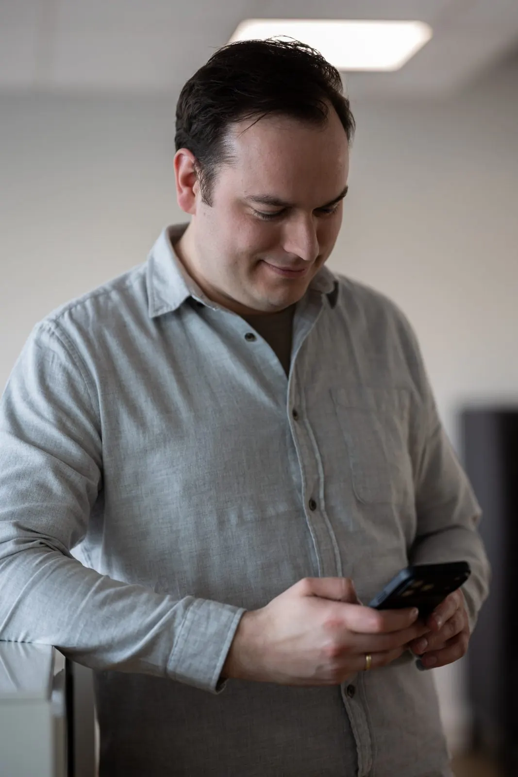 Collega van bufr met telefoon