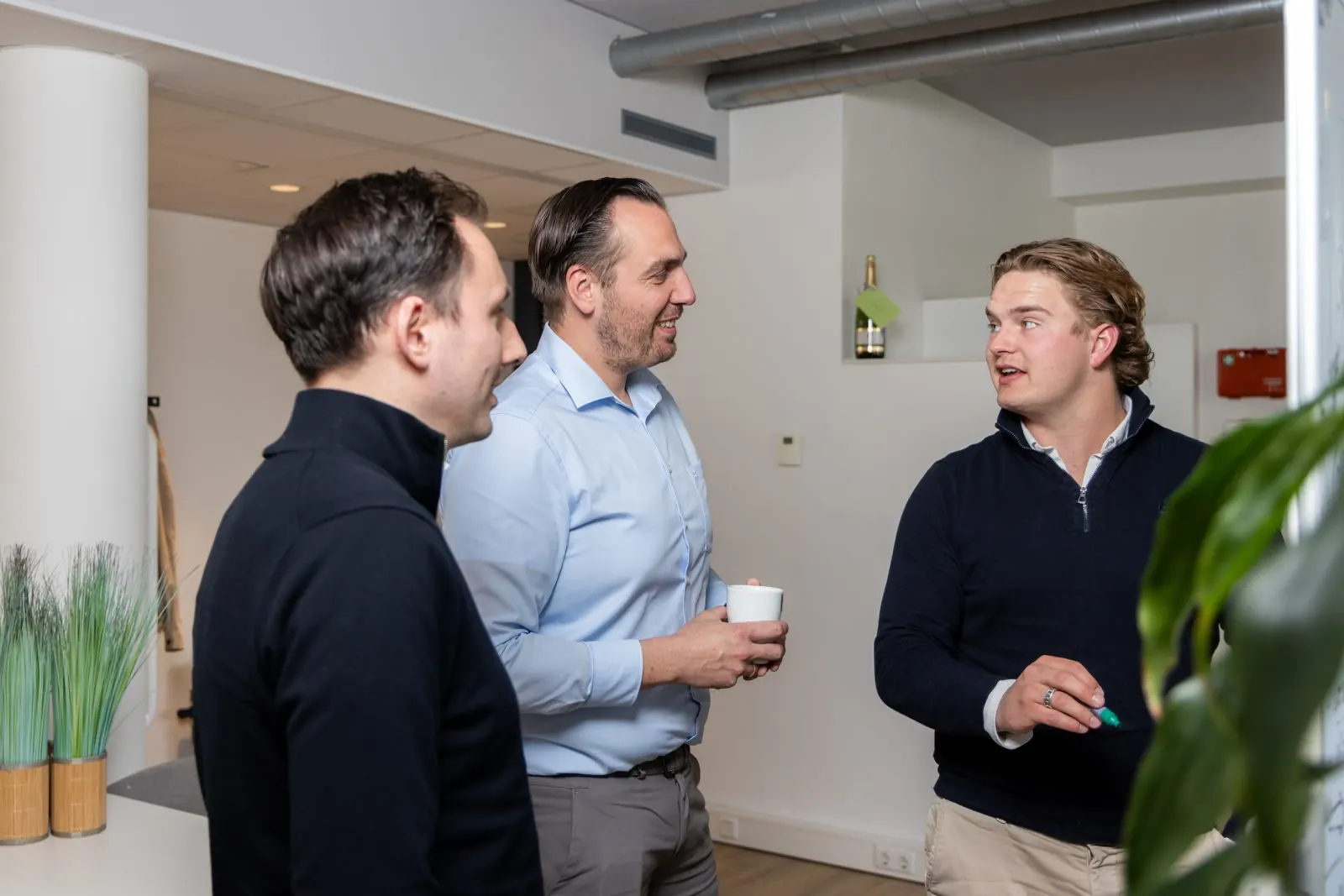 Drie collega's van bufr met koffie bij de entree