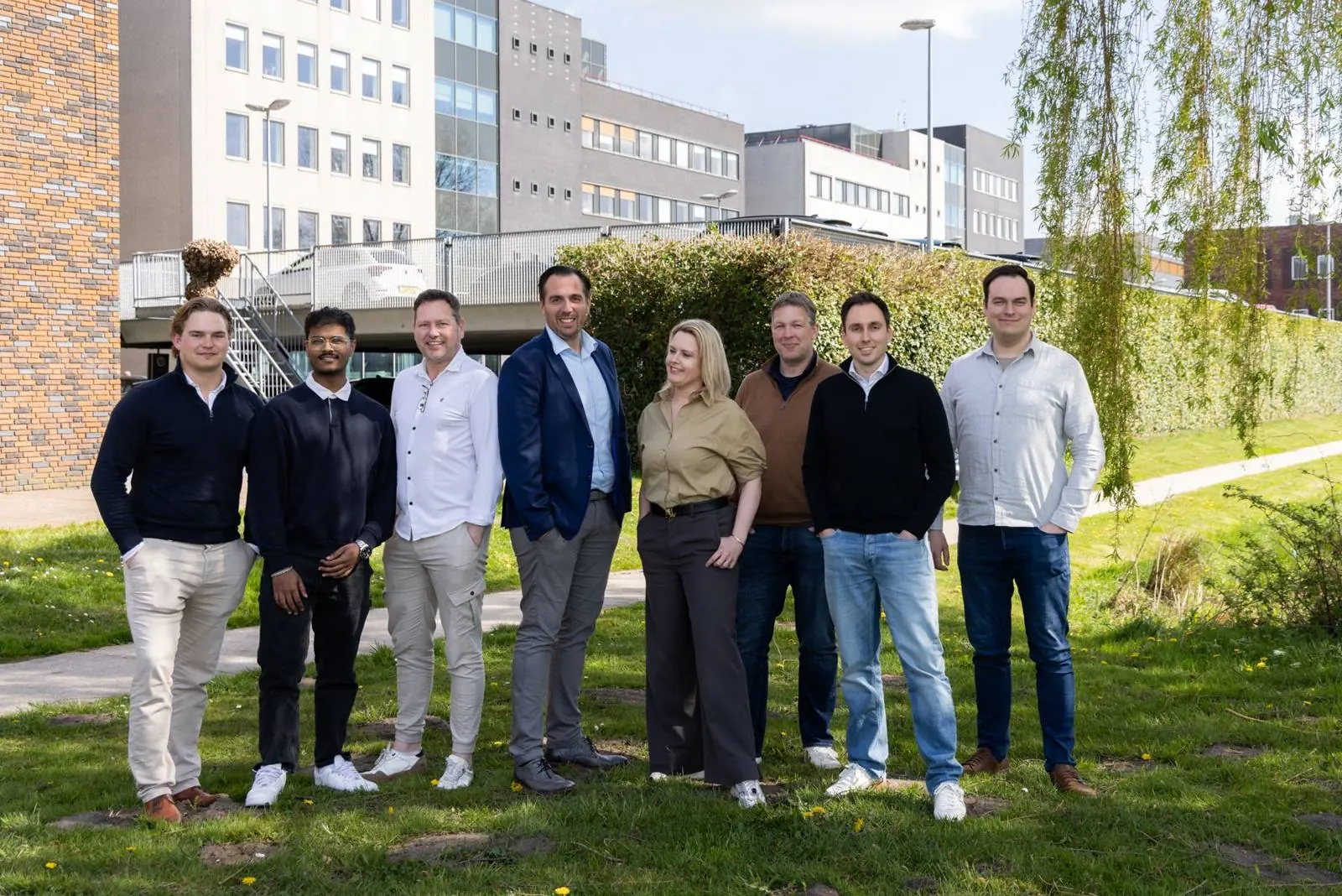 Het team van bufr voor het pand aan de Abe Lenstra Boulevard in Heerenveen