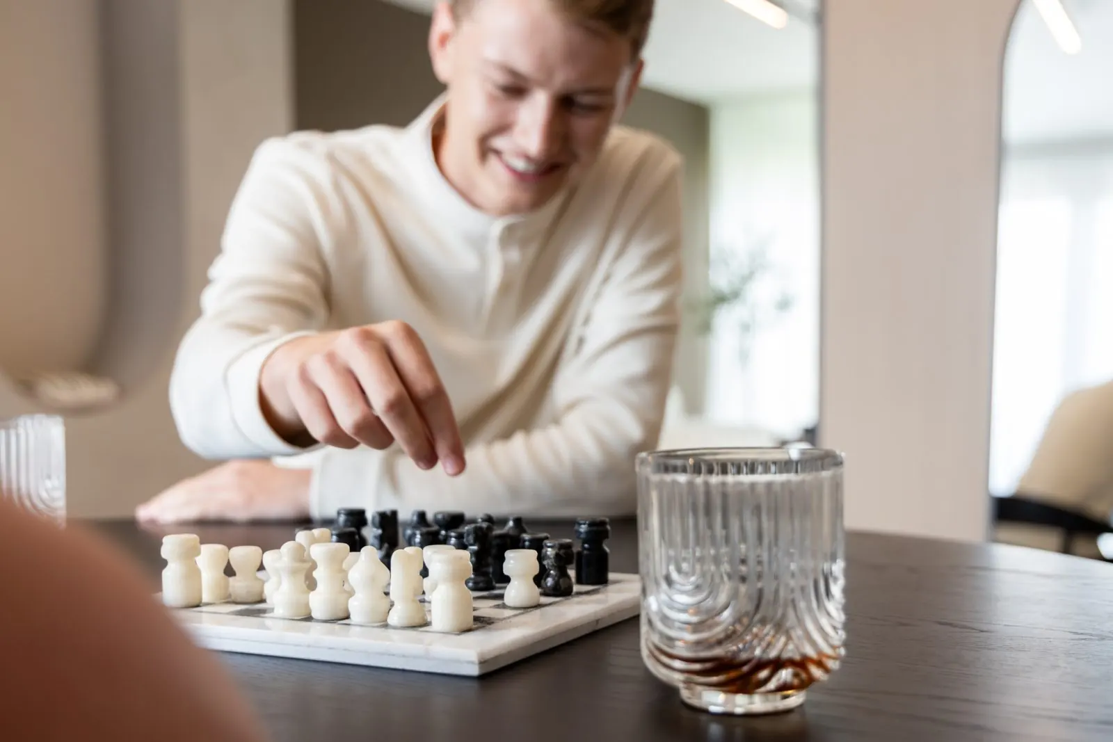 Collega van eztat zet een schaakstuk