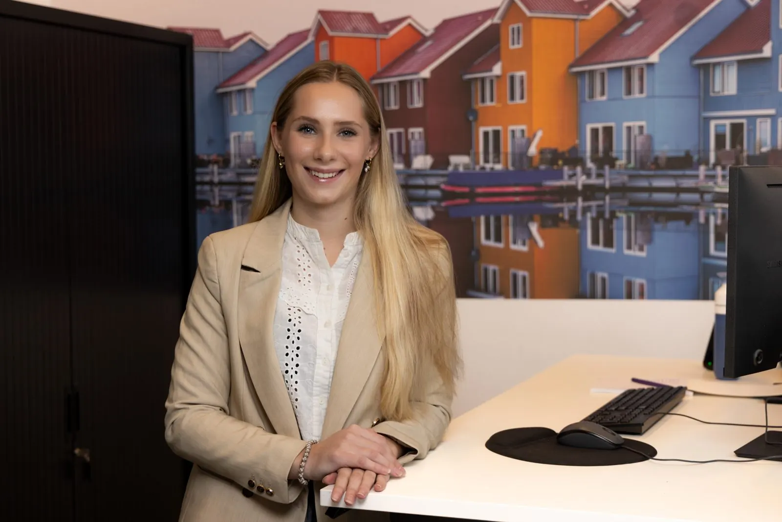 Collega van FRYSK makelaars achter haar bureau