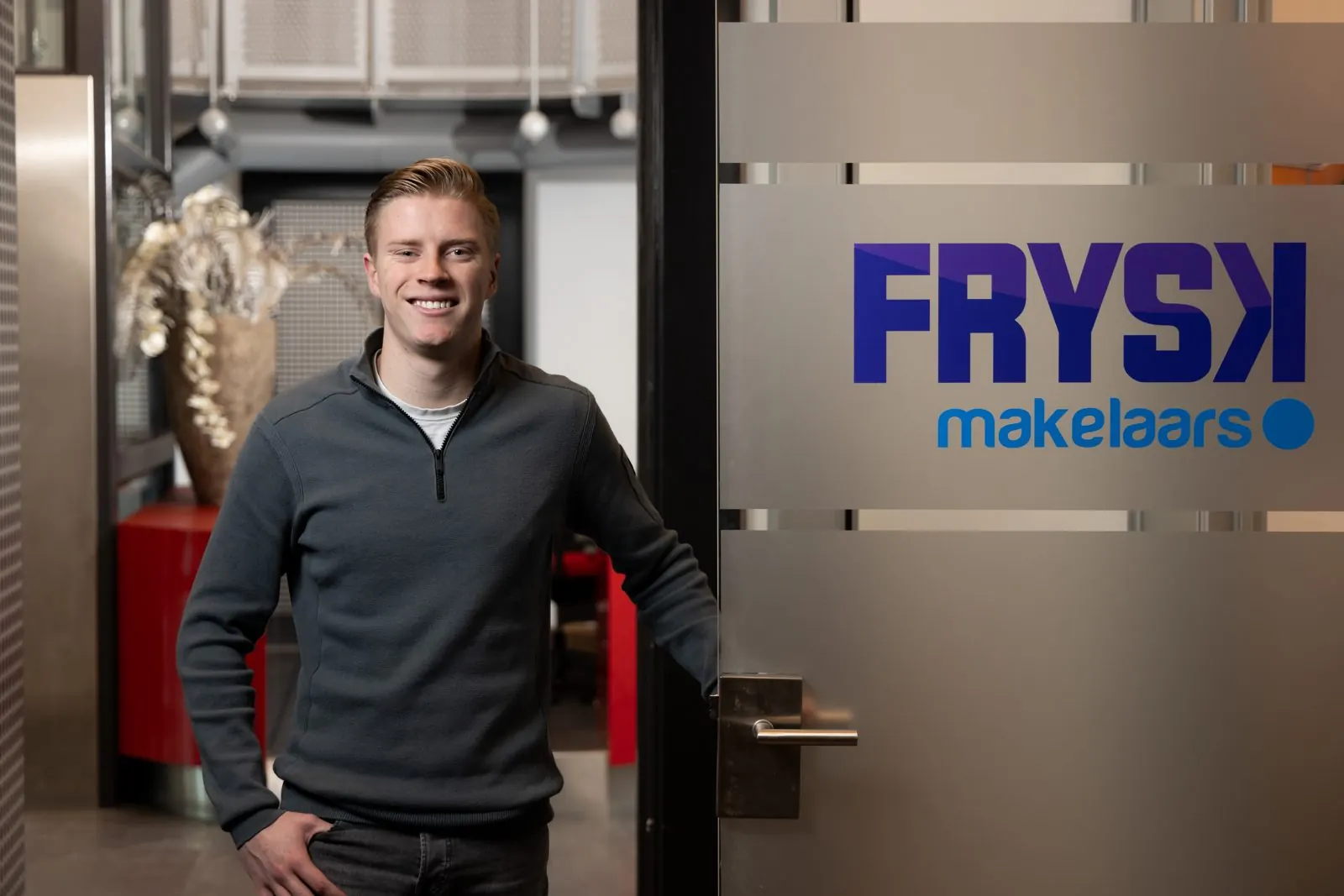 Makelaar van FRYSK bij de entree van het kantoor