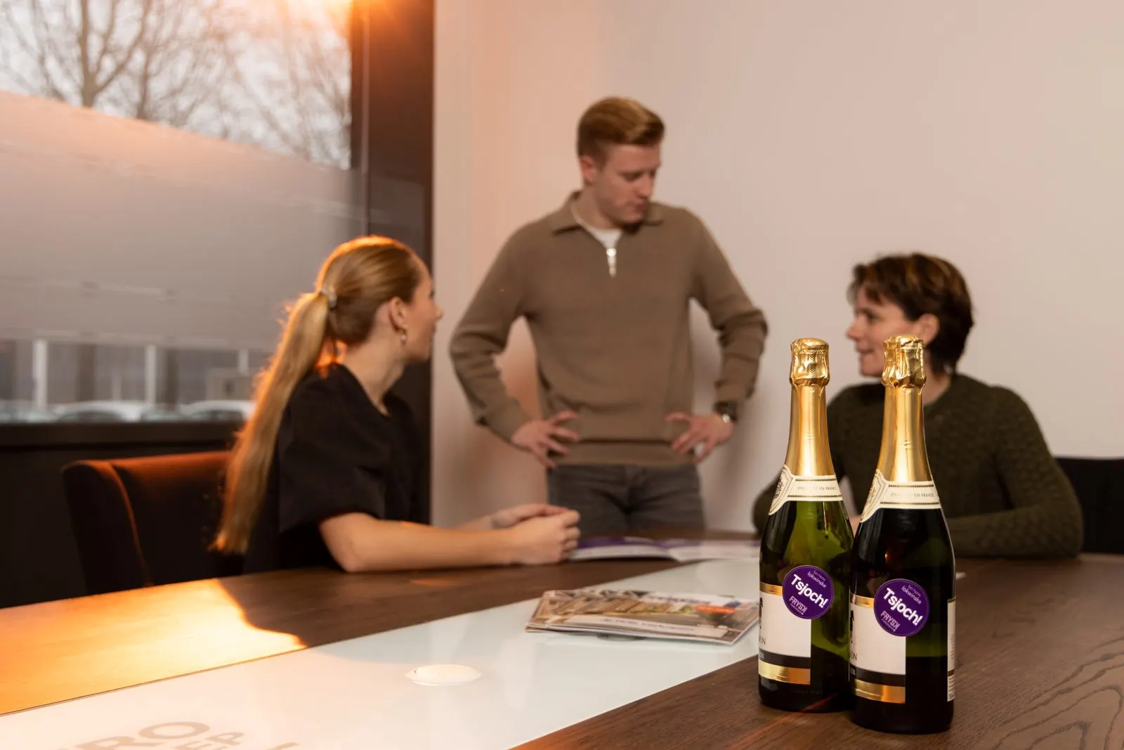 Het team van FRYSK makelaars proost aan tafel