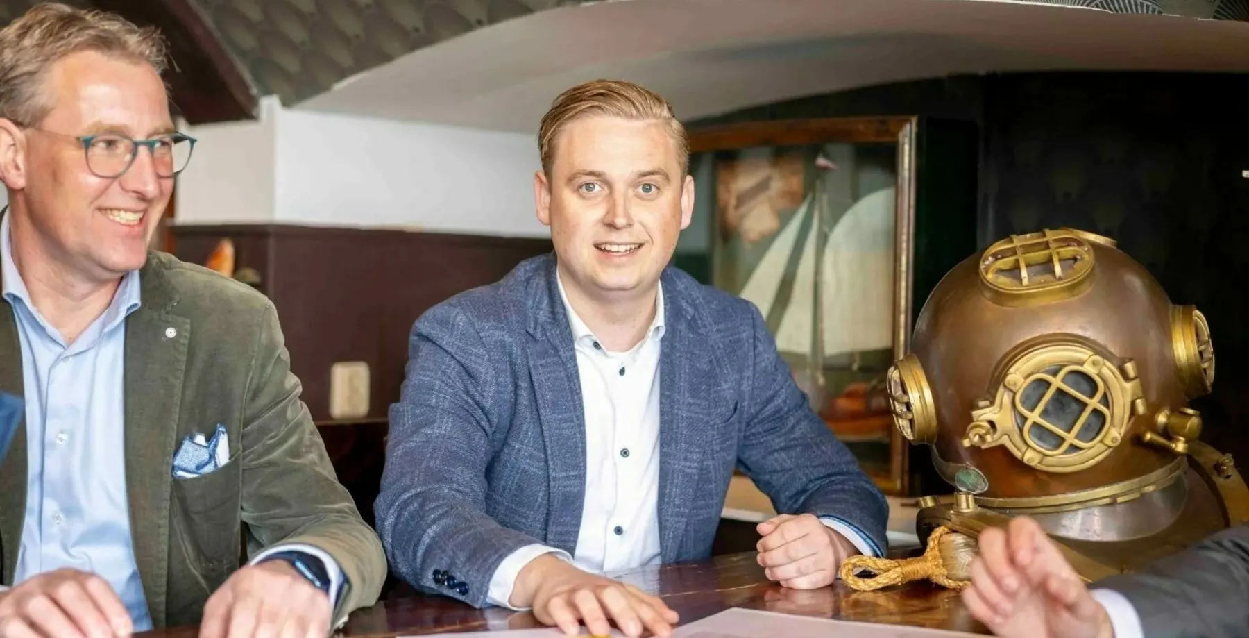 Bedrijfsmakelaars van RBMT aan tafel in Heerenveen